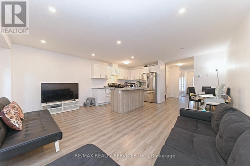 32 Pony Way, Kitchener, ON - Indoor Photo Showing Living Room