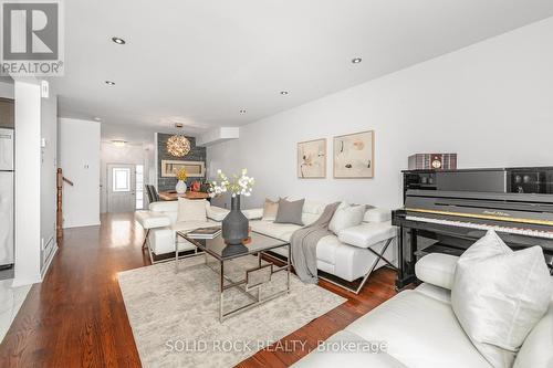 437 Brigitta Street, Ottawa, ON - Indoor Photo Showing Living Room