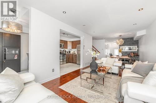 437 Brigitta Street, Ottawa, ON - Indoor Photo Showing Living Room