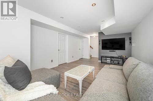 437 Brigitta Street, Ottawa, ON - Indoor Photo Showing Living Room