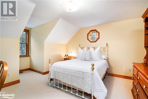 6123 27/28 Nottawasaga Side Road, Clearview (Stayner), ON - Indoor Photo Showing Bedroom