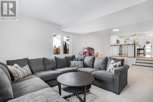 426 Sujack Street, Russell, ON - Indoor Photo Showing Living Room