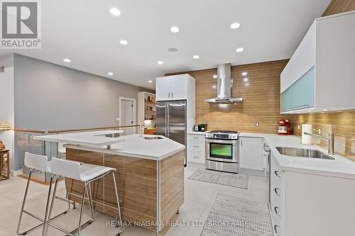 16 Timmsdale Crescent, Pelham (662 - Fonthill), ON - Indoor Photo Showing Kitchen With Upgraded Kitchen