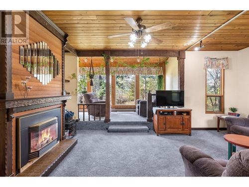 8660 Harbour Heights Road, Vernon, BC - Indoor Photo Showing Living Room With Fireplace