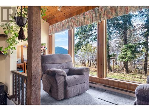 8660 Harbour Heights Road, Vernon, BC - Indoor Photo Showing Living Room