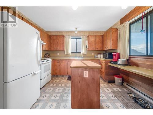 8660 Harbour Heights Road, Vernon, BC - Indoor Photo Showing Kitchen