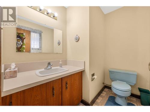 8660 Harbour Heights Road, Vernon, BC - Indoor Photo Showing Bathroom