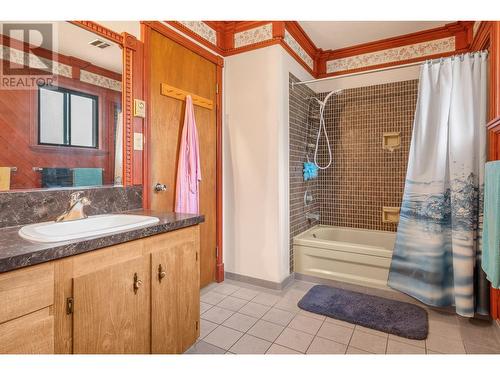 8660 Harbour Heights Road, Vernon, BC - Indoor Photo Showing Bathroom