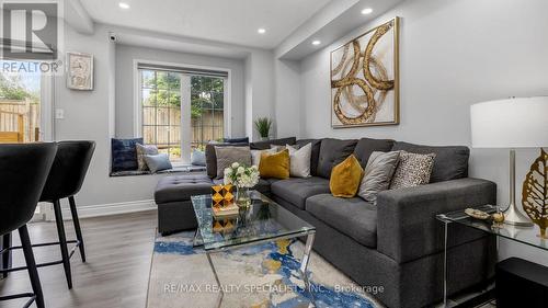 48 Ridgefield Court, Brampton, ON - Indoor Photo Showing Living Room