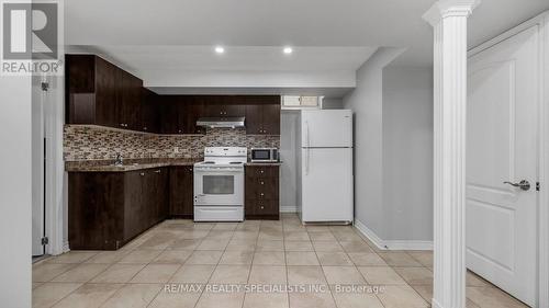 48 Ridgefield Court, Brampton, ON - Indoor Photo Showing Kitchen