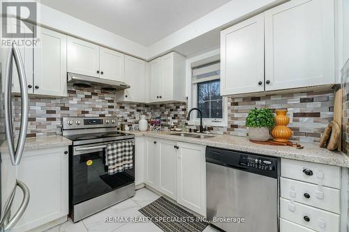 76 Thunderbird Trail, Brampton, ON - Indoor Photo Showing Kitchen With Stainless Steel Kitchen With Double Sink With Upgraded Kitchen