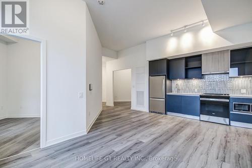 201 - 395 Dundas Street, Oakville, ON - Indoor Photo Showing Kitchen