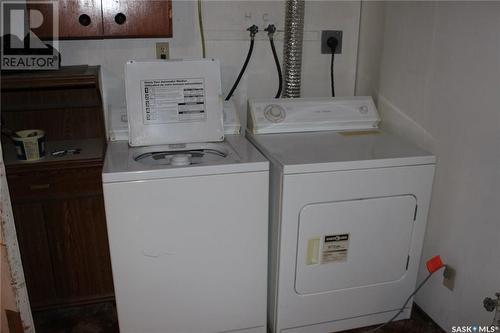 537 4Th Street W, Shaunavon, SK - Indoor Photo Showing Laundry Room