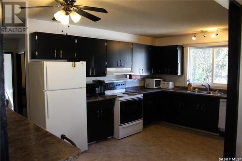 537 4Th Street W, Shaunavon, SK - Indoor Photo Showing Kitchen With Double Sink