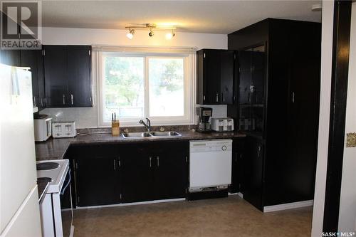 537 4Th Street W, Shaunavon, SK - Indoor Photo Showing Kitchen With Double Sink