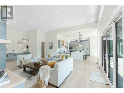 883 Loseth Drive, Kelowna, BC - Indoor Photo Showing Living Room