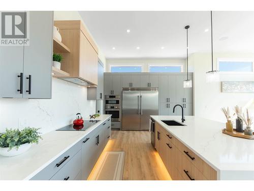 883 Loseth Drive, Kelowna, BC - Indoor Photo Showing Kitchen With Upgraded Kitchen