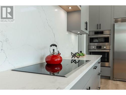 883 Loseth Drive, Kelowna, BC - Indoor Photo Showing Kitchen With Upgraded Kitchen