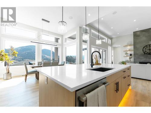 883 Loseth Drive, Kelowna, BC - Indoor Photo Showing Kitchen With Upgraded Kitchen