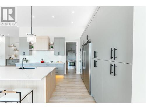 883 Loseth Drive, Kelowna, BC - Indoor Photo Showing Kitchen With Upgraded Kitchen