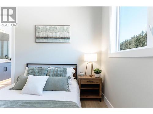 883 Loseth Drive, Kelowna, BC - Indoor Photo Showing Bedroom