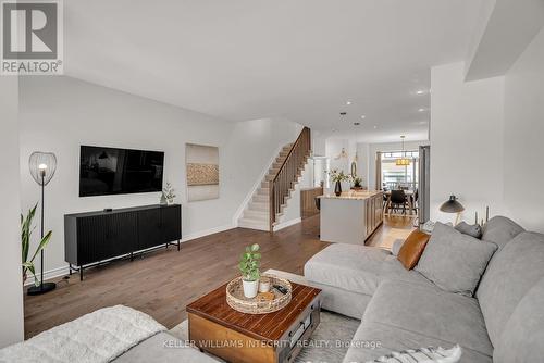 313 Twinflower Way, Ottawa, ON - Indoor Photo Showing Living Room