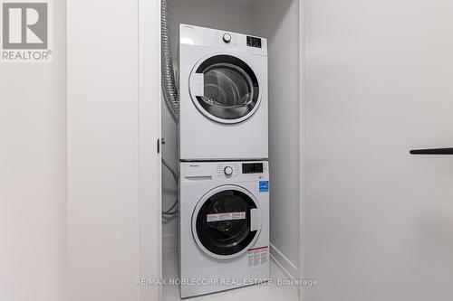 817 - 117 Broadway Avenue, Toronto, ON - Indoor Photo Showing Laundry Room