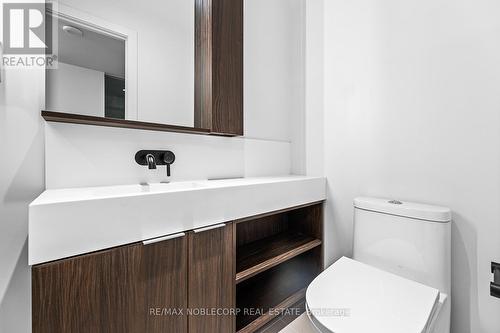 817 - 117 Broadway Avenue, Toronto, ON - Indoor Photo Showing Bathroom