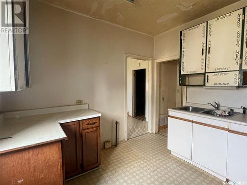 615 2Nd Street W, Meadow Lake, SK - Indoor Photo Showing Kitchen With Double Sink