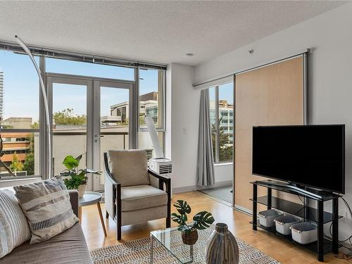 505-760 Johnson St, Victoria, BC - Indoor Photo Showing Living Room