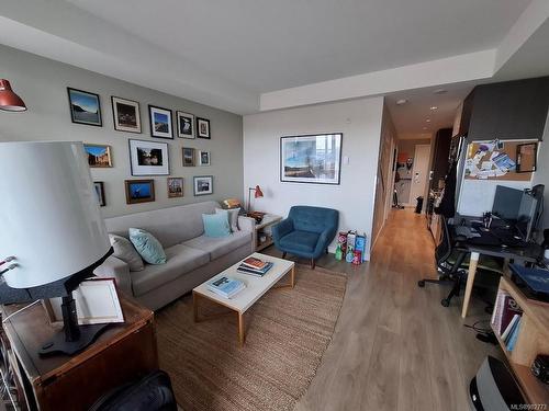 201-613 Herald St, Victoria, BC - Indoor Photo Showing Living Room