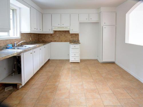 Cuisine - 305 Rue Josée, Sainte-Sophie, QC - Indoor Photo Showing Kitchen With Double Sink