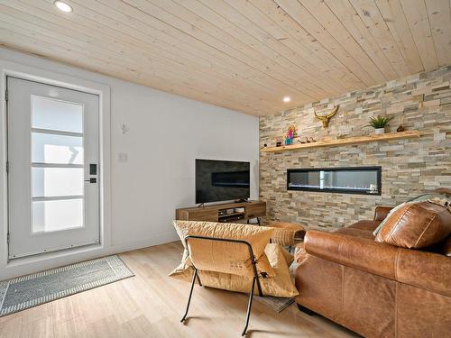 Living room - 315 Ch. De L'Aventure, Mont-Tremblant, QC - Indoor With Fireplace