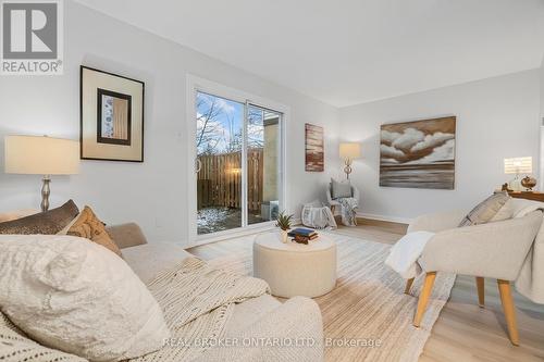 81 - 2570 Southvale Crescent, Ottawa, ON - Indoor Photo Showing Living Room