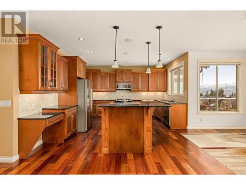 649 Devonian Avenue, Kelowna, BC - Indoor Photo Showing Kitchen With Upgraded Kitchen