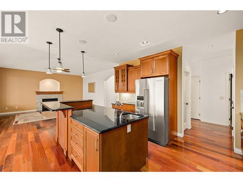 649 Devonian Avenue, Kelowna, BC - Indoor Photo Showing Kitchen