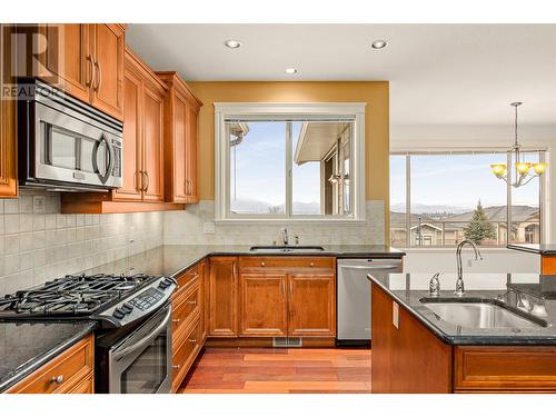 649 Devonian Avenue, Kelowna, BC - Indoor Photo Showing Kitchen With Upgraded Kitchen