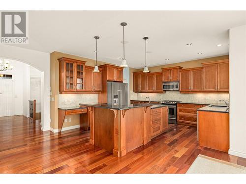 649 Devonian Avenue, Kelowna, BC - Indoor Photo Showing Kitchen