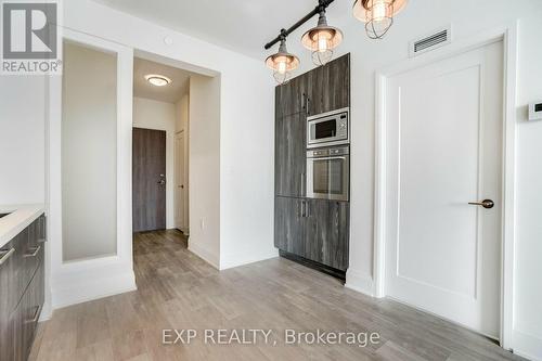 1005E - 576 Front Street W, Toronto, ON - Indoor Photo Showing Kitchen