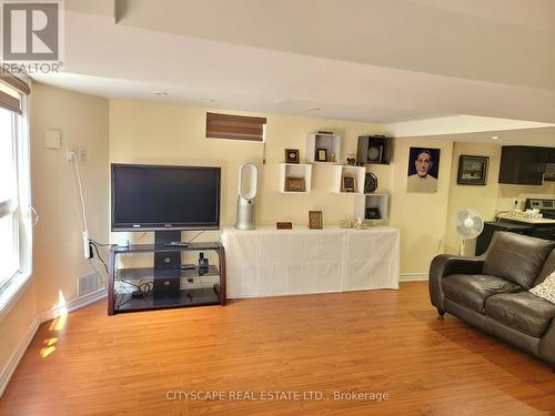 Bsmt - 652 Mcbean Avenue, Newmarket, ON - Indoor Photo Showing Living Room