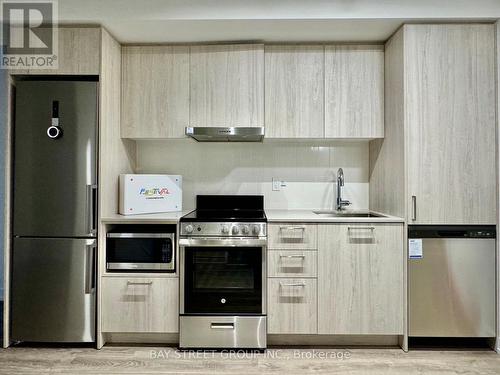 705 - 195 Commerce Street, Vaughan, ON - Indoor Photo Showing Kitchen