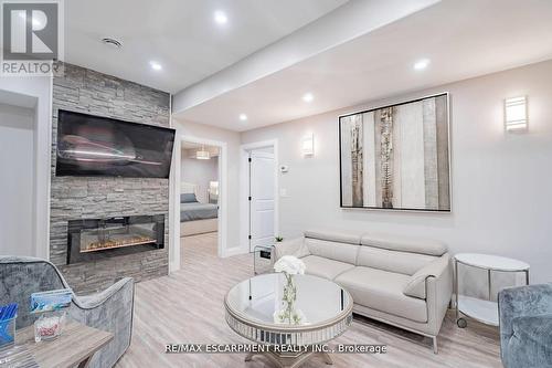 4733 River Road, Niagara Falls, ON - Indoor Photo Showing Living Room With Fireplace