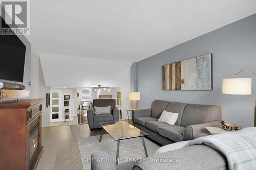 16 - 525 St Laurent Boulevard, Ottawa, ON - Indoor Photo Showing Living Room