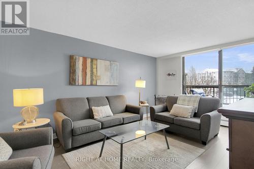 16 - 525 St Laurent Boulevard, Ottawa, ON - Indoor Photo Showing Living Room