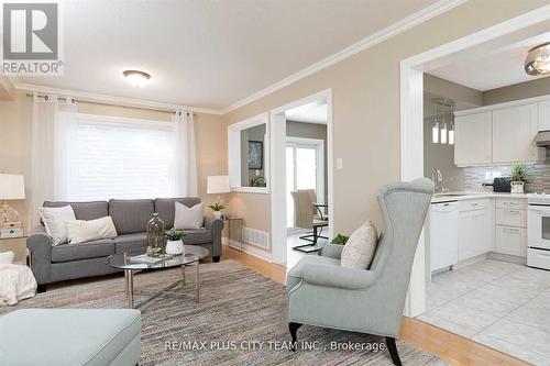 50 Dawson Crescent, Milton, ON - Indoor Photo Showing Living Room