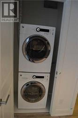 1112B - 9600 Yonge Street, Richmond Hill, ON - Indoor Photo Showing Laundry Room