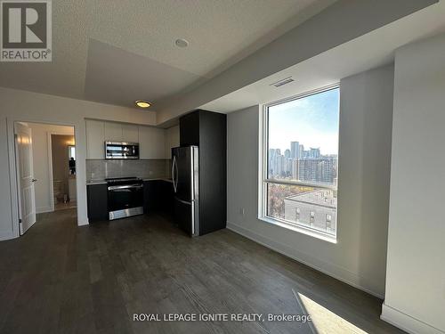 1903 - 202 Burnhamthorpe Road E, Mississauga, ON - Indoor Photo Showing Kitchen