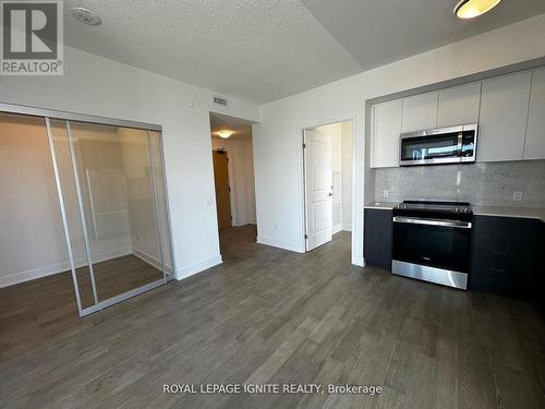 1903 - 202 Burnhamthorpe Road E, Mississauga, ON - Indoor Photo Showing Kitchen