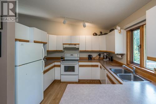 2605 Ridgeview Drive, Prince George, BC - Indoor Photo Showing Kitchen With Double Sink