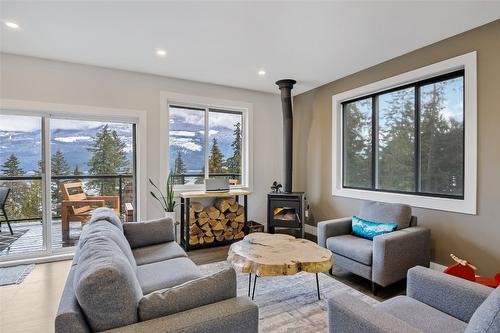 8200 23 Highway, Revelstoke, BC - Indoor Photo Showing Living Room